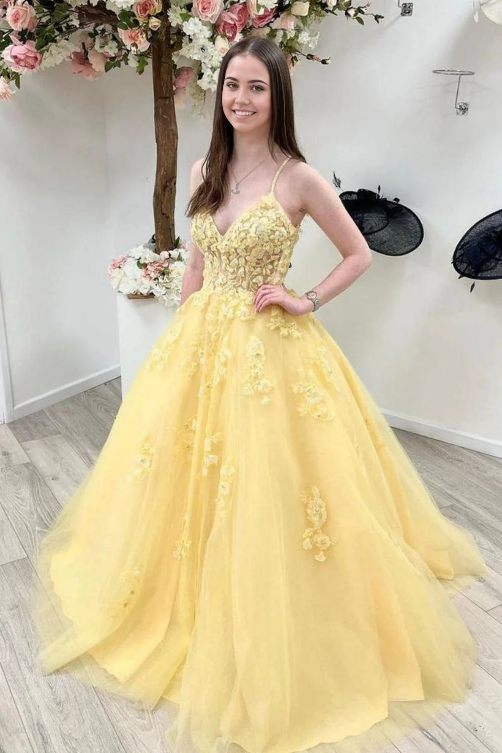 A Line Princess Yellow Long evening gowns Prom Dress with Appiques