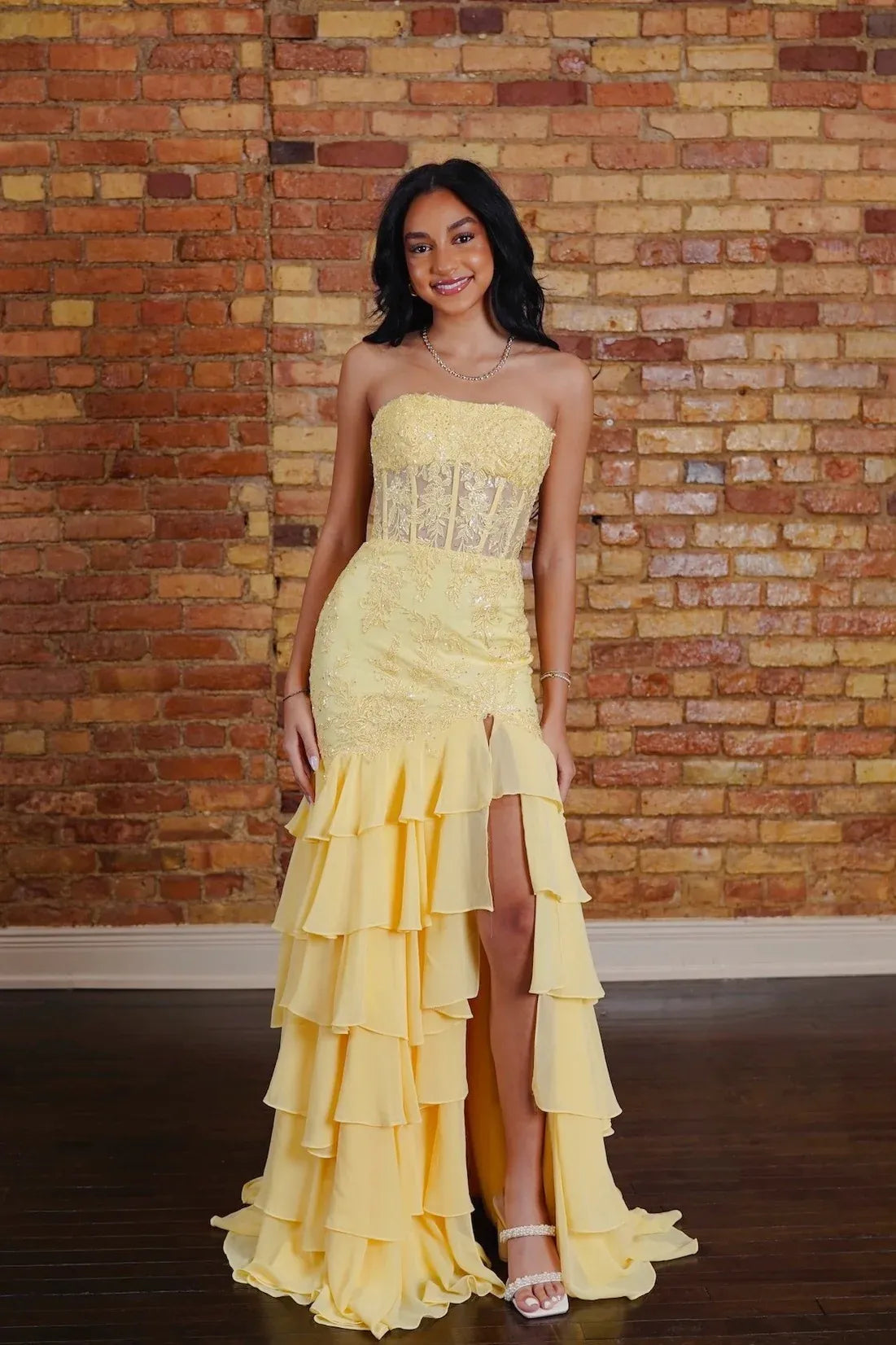 Exquisite Fitted Strapless Sleeveless Appliques Floor-Length Prom Dress