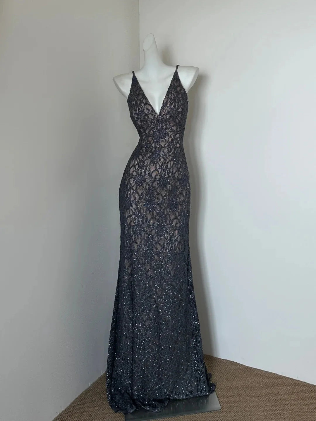 Fashion Mermaid/Trumpet V Neck Sleeveless Lace Up Floor-Length Prom Dress