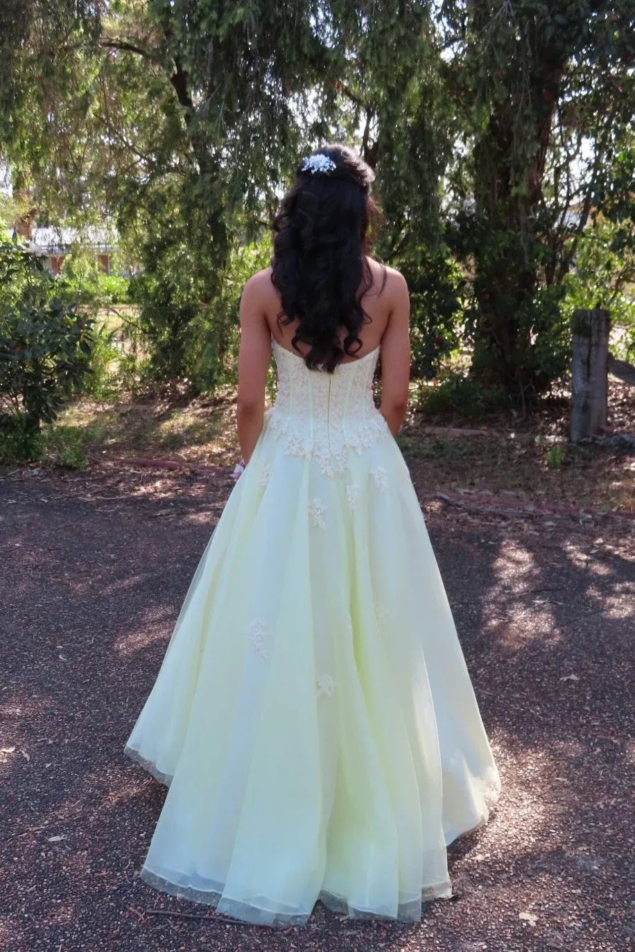 Glamorous A-line Strapless Sleeveless Tulle Appliqué Floor-Length Prom Dress