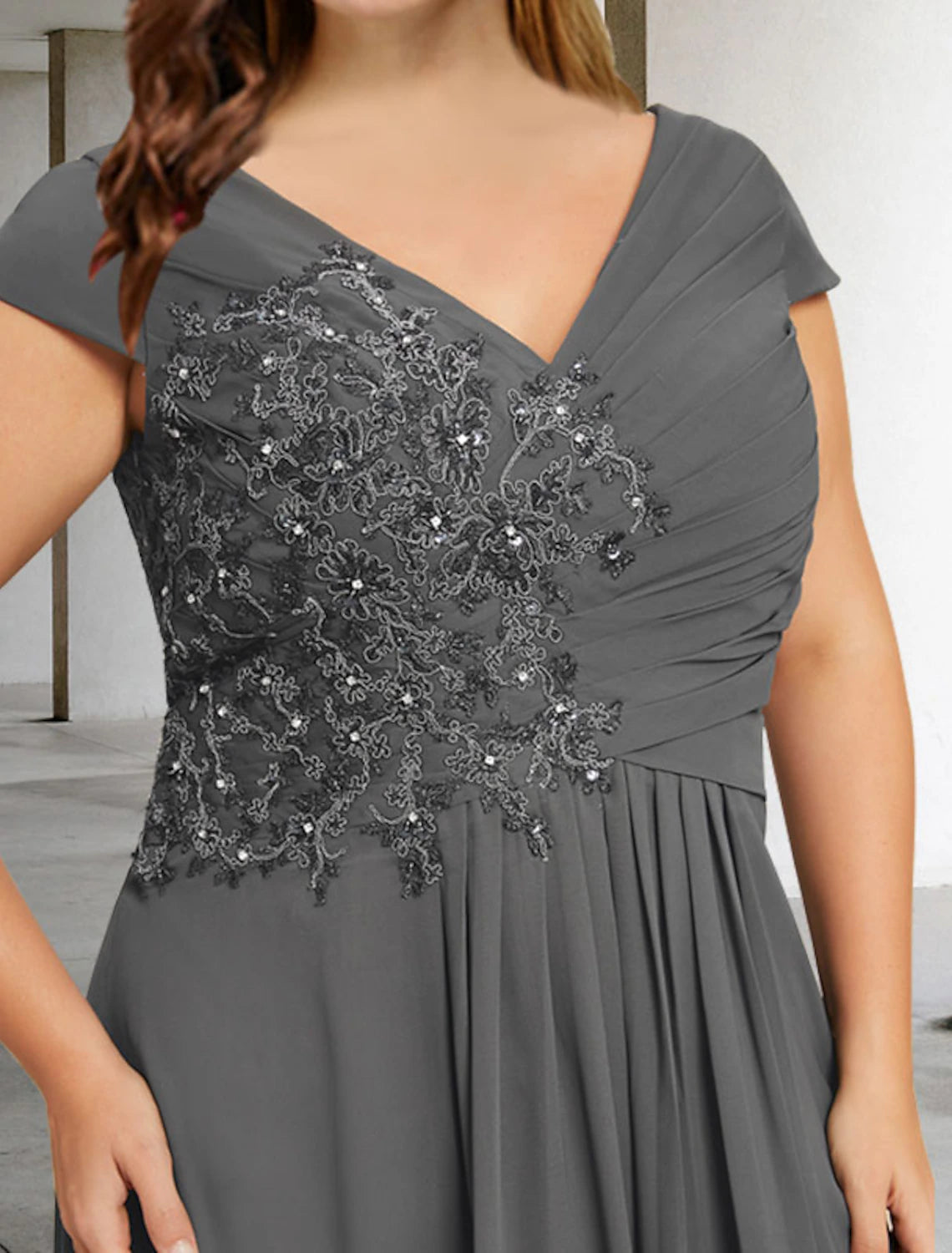 A-Line Mother of the Bride Dresses Plus Size Hide Belly Curve Elegant Dress Formal Floor Length Short Sleeve V Neck Chiffon with Pleats Sequin Applique